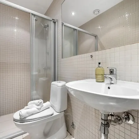 Roomsly - Cozy Hilltop Hideout In *