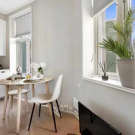 Apartment Roomsly - Cozy Hilltop Hideout In