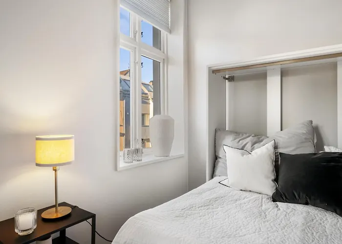 Roomsly - Cozy Hilltop Hideout In