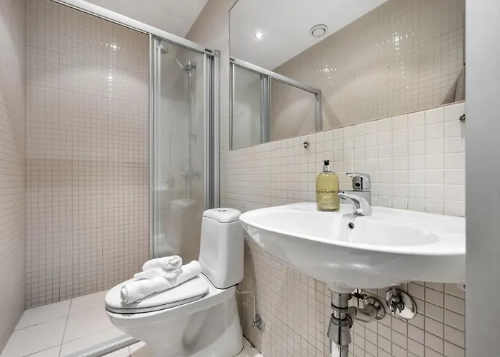 Roomsly - Cozy Hilltop Hideout In *